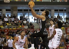 Isaiah Rivera entra a canasta para anotar, este sábado, en el triunfo del Cebé en casa ante el Fibwi Palma.