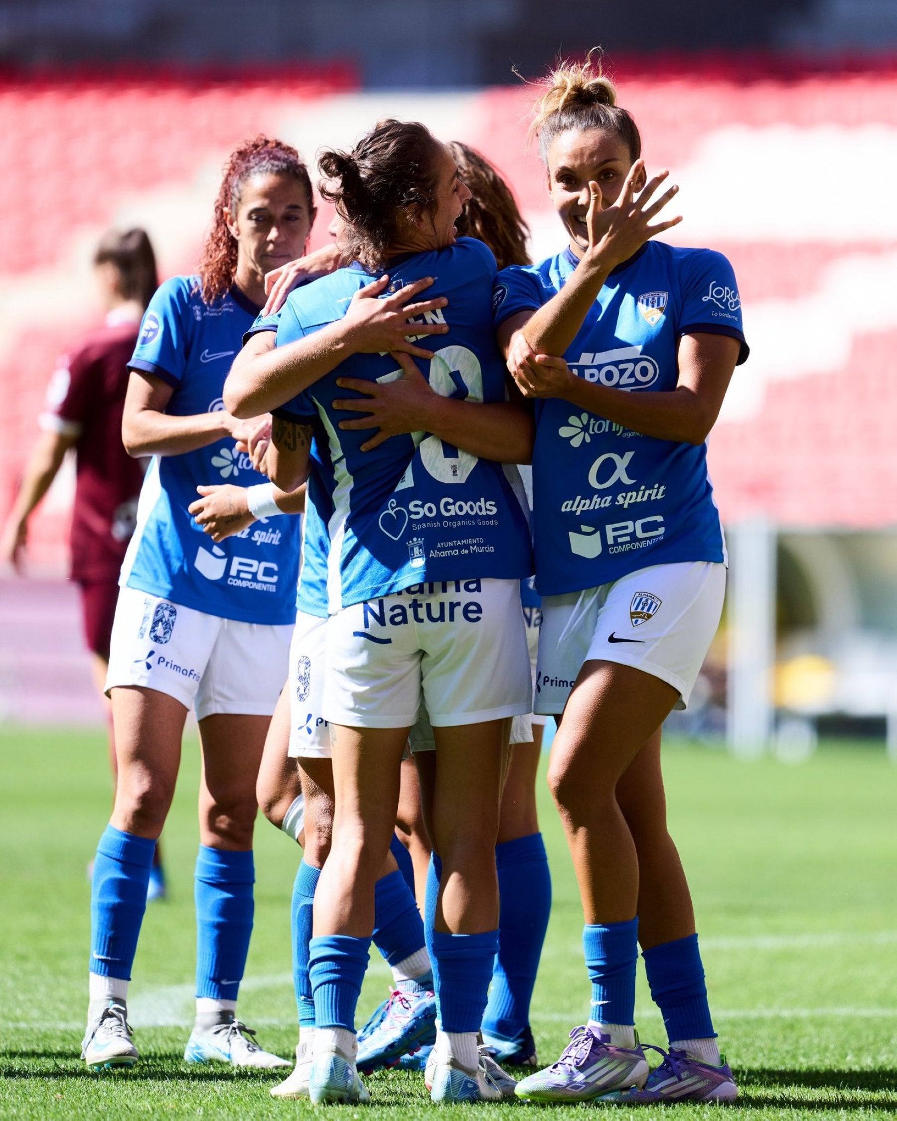 Las jugadoras del Alhama celebran uno de los goles del partido.