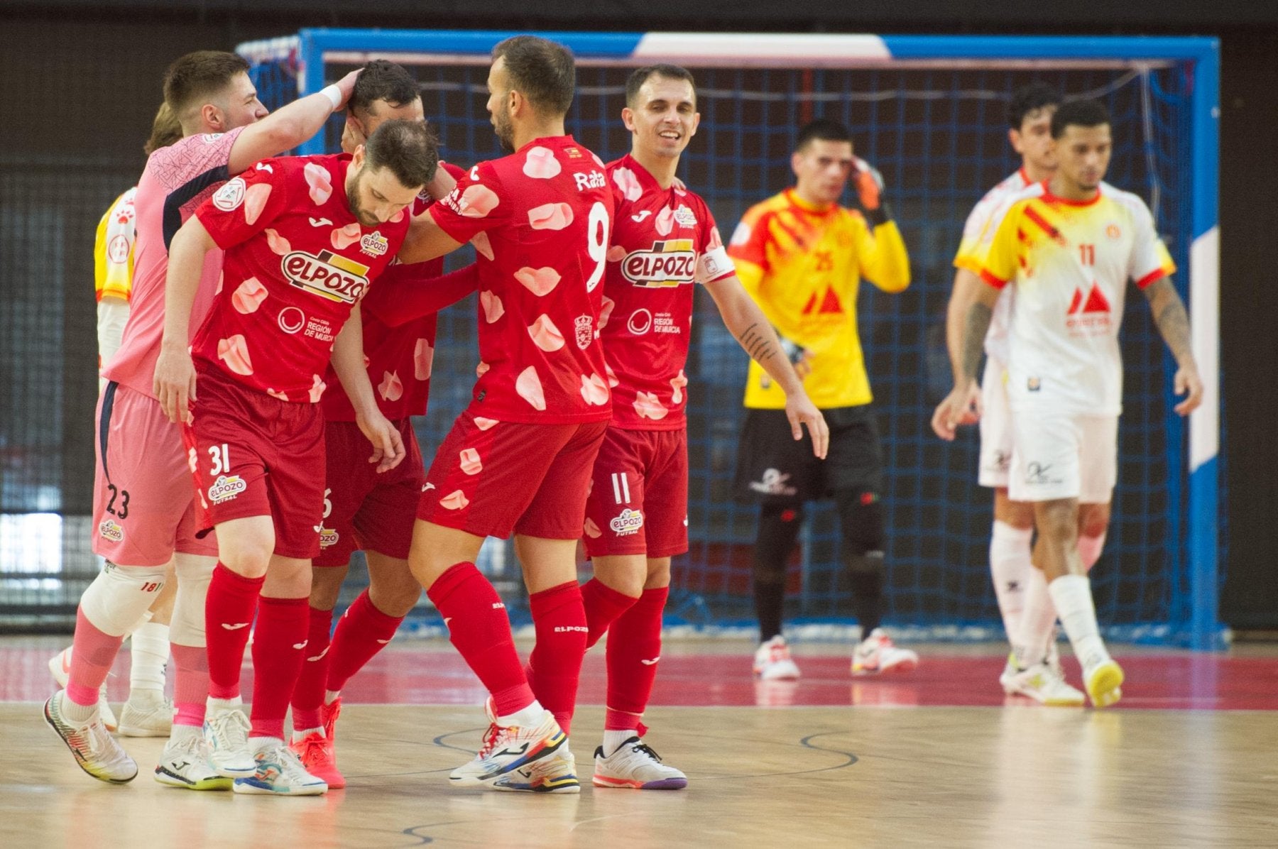 Los jugadores de ElPozo celebran el gol de David Álvarez.