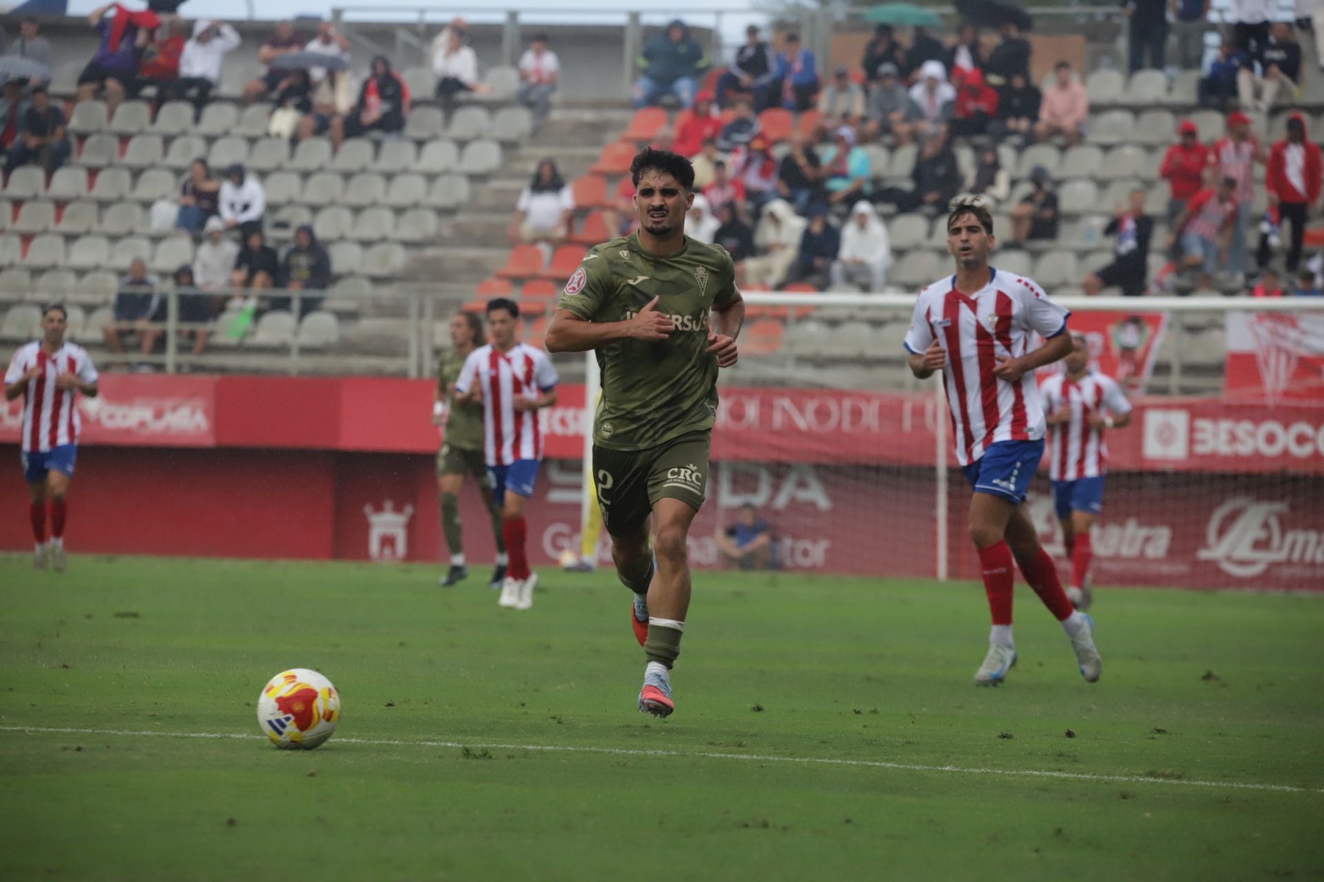 El Real Murcia pierde y vuelve a dejar una imagen paupérrima, en imágenes