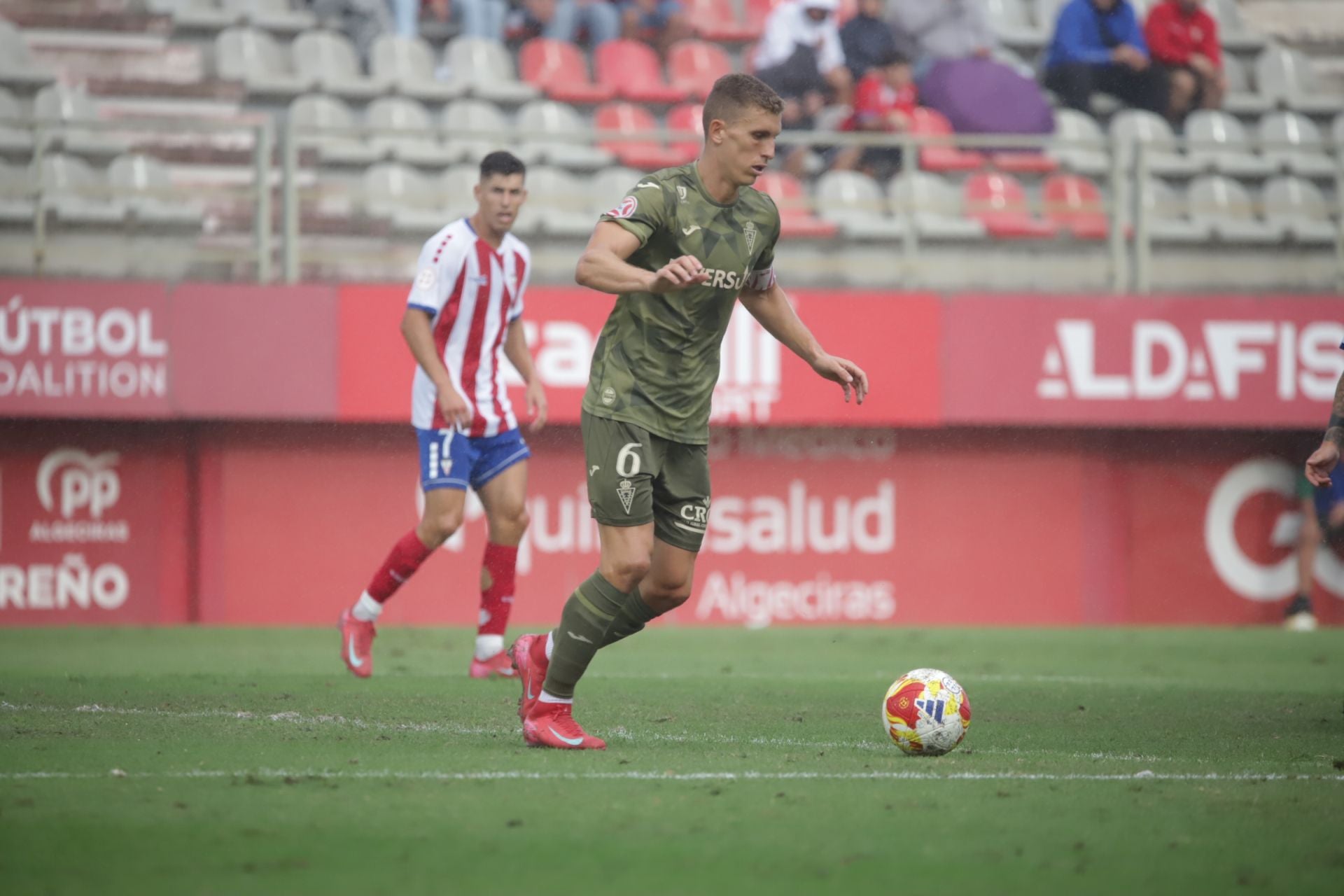 El Real Murcia pierde y vuelve a dejar una imagen paupérrima, en imágenes