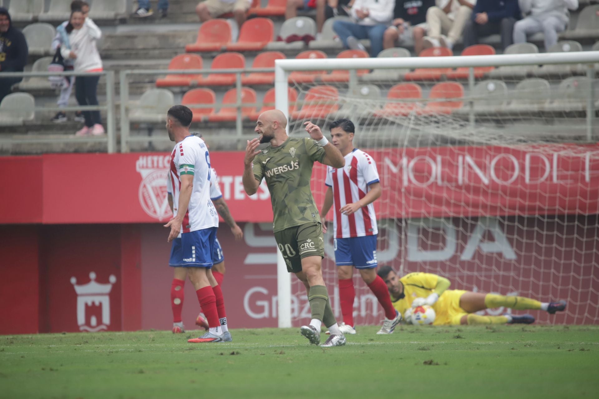 El Real Murcia pierde y vuelve a dejar una imagen paupérrima, en imágenes