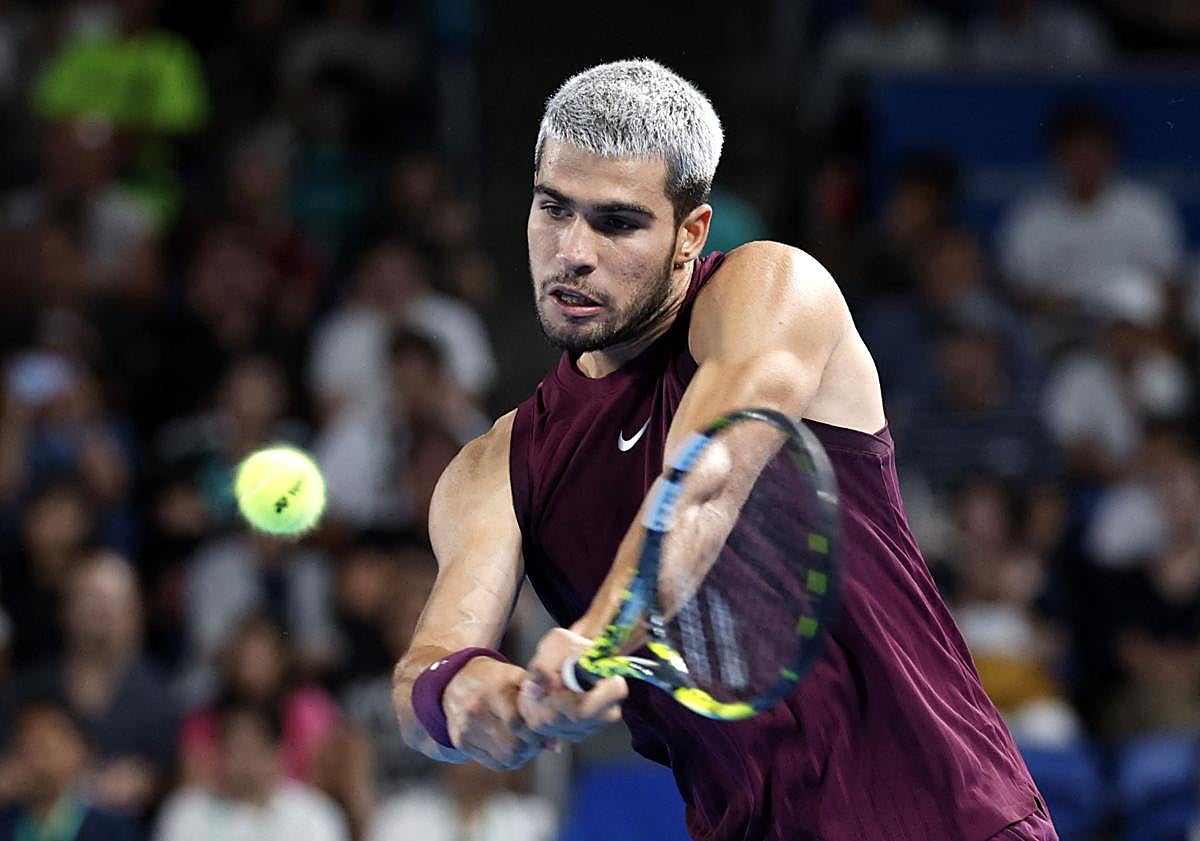 Imagen principal - Alcaraz, con martillo y pincel, a semifinales de Tokio