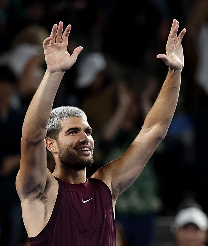 Imagen secundaria 2 - Alcaraz, con martillo y pincel, a semifinales de Tokio