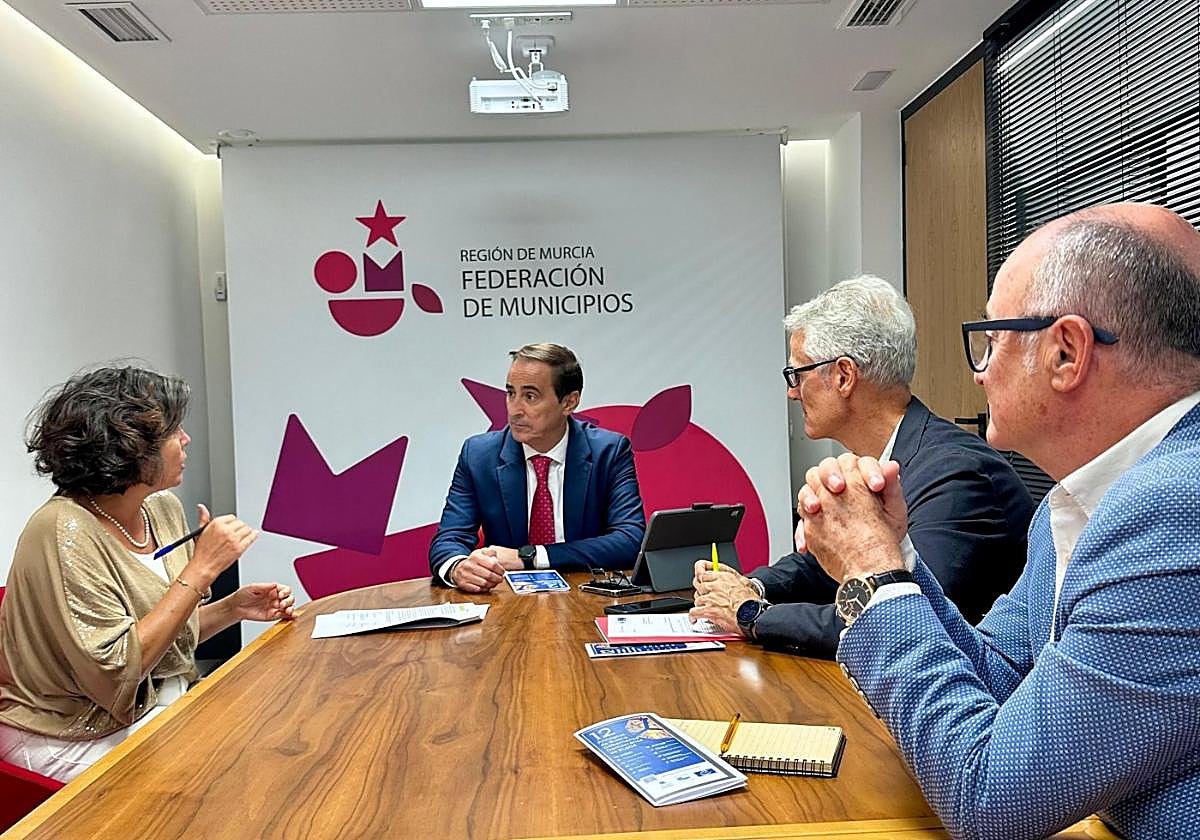 El presidente de la FMRM (c), en una reunión de trabajo.