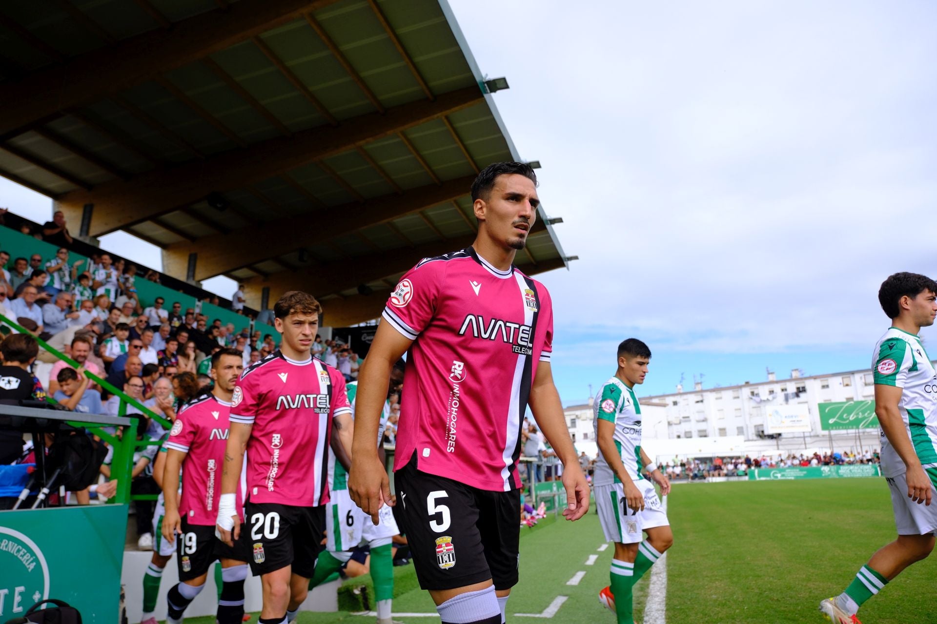 El FC Cartagena sufre un duro castigo en Sanlúcar, en imágenes