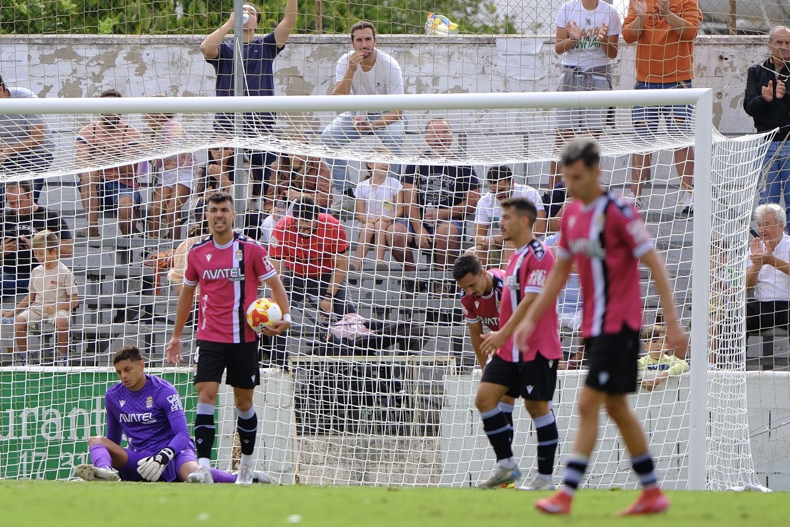El FC Cartagena sufre un duro castigo en Sanlúcar, en imágenes