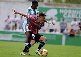 Pablo Larrea peleando por el balón