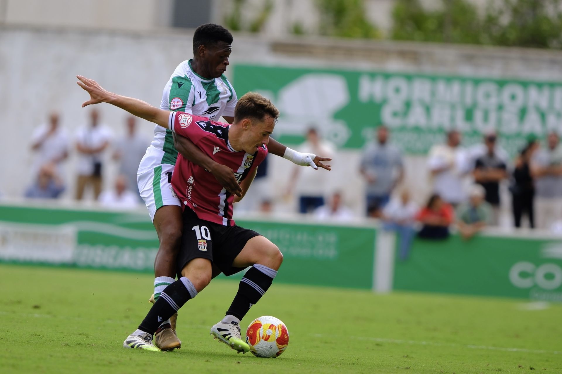 El FC Cartagena sufre un duro castigo en Sanlúcar, en imágenes