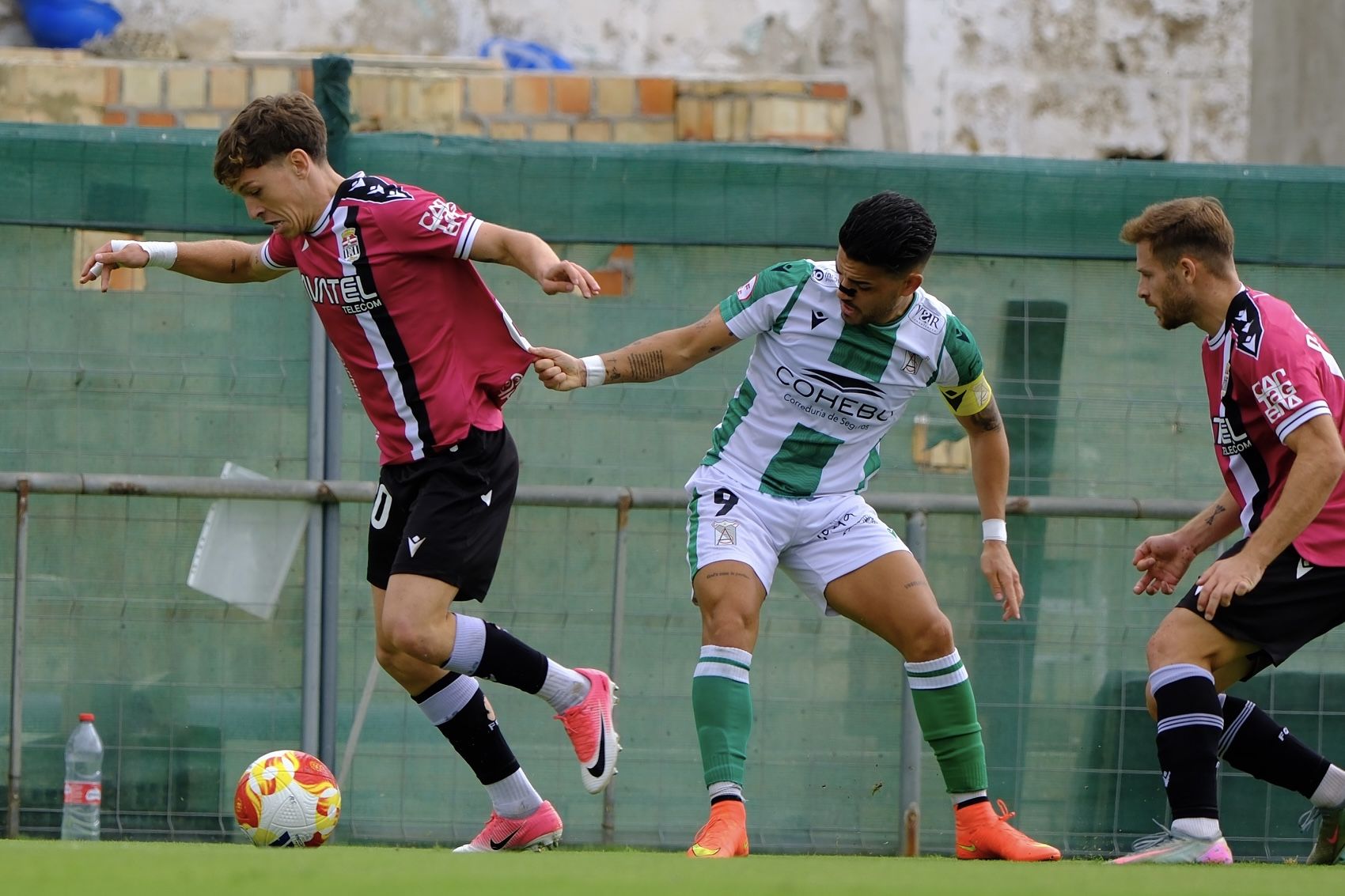 El FC Cartagena sufre un duro castigo en Sanlúcar, en imágenes