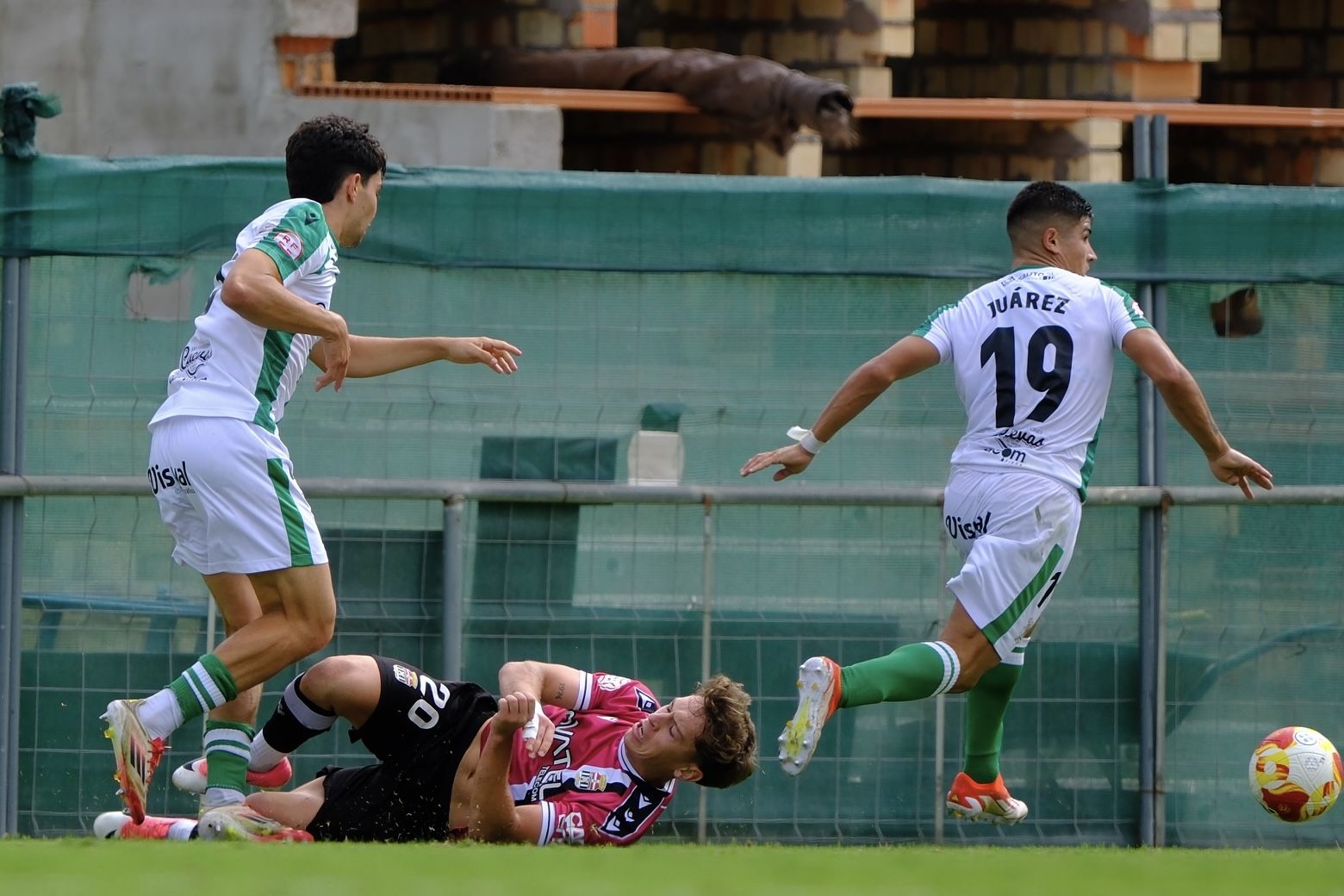 El FC Cartagena sufre un duro castigo en Sanlúcar, en imágenes