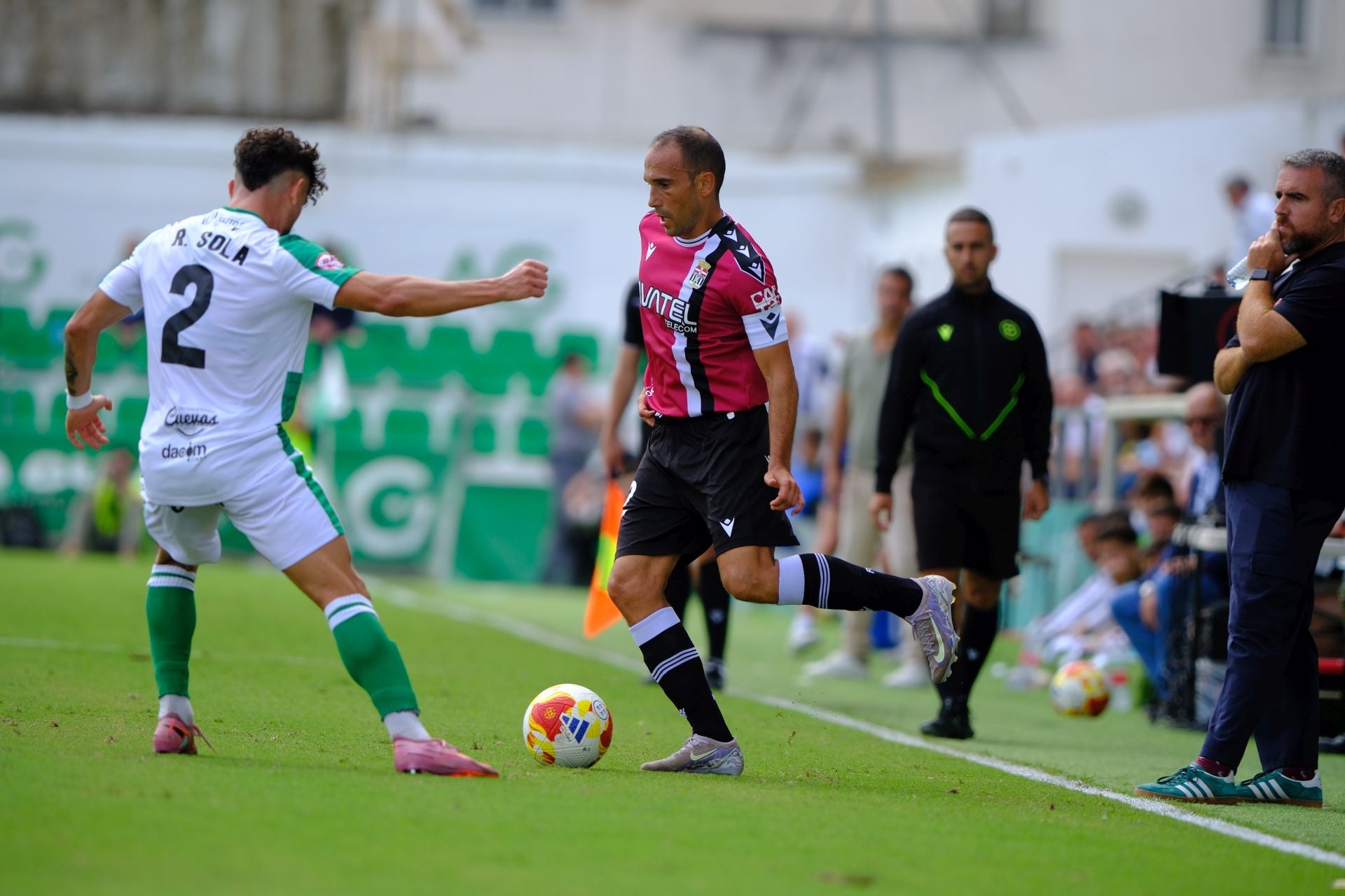 El FC Cartagena sufre un duro castigo en Sanlúcar, en imágenes