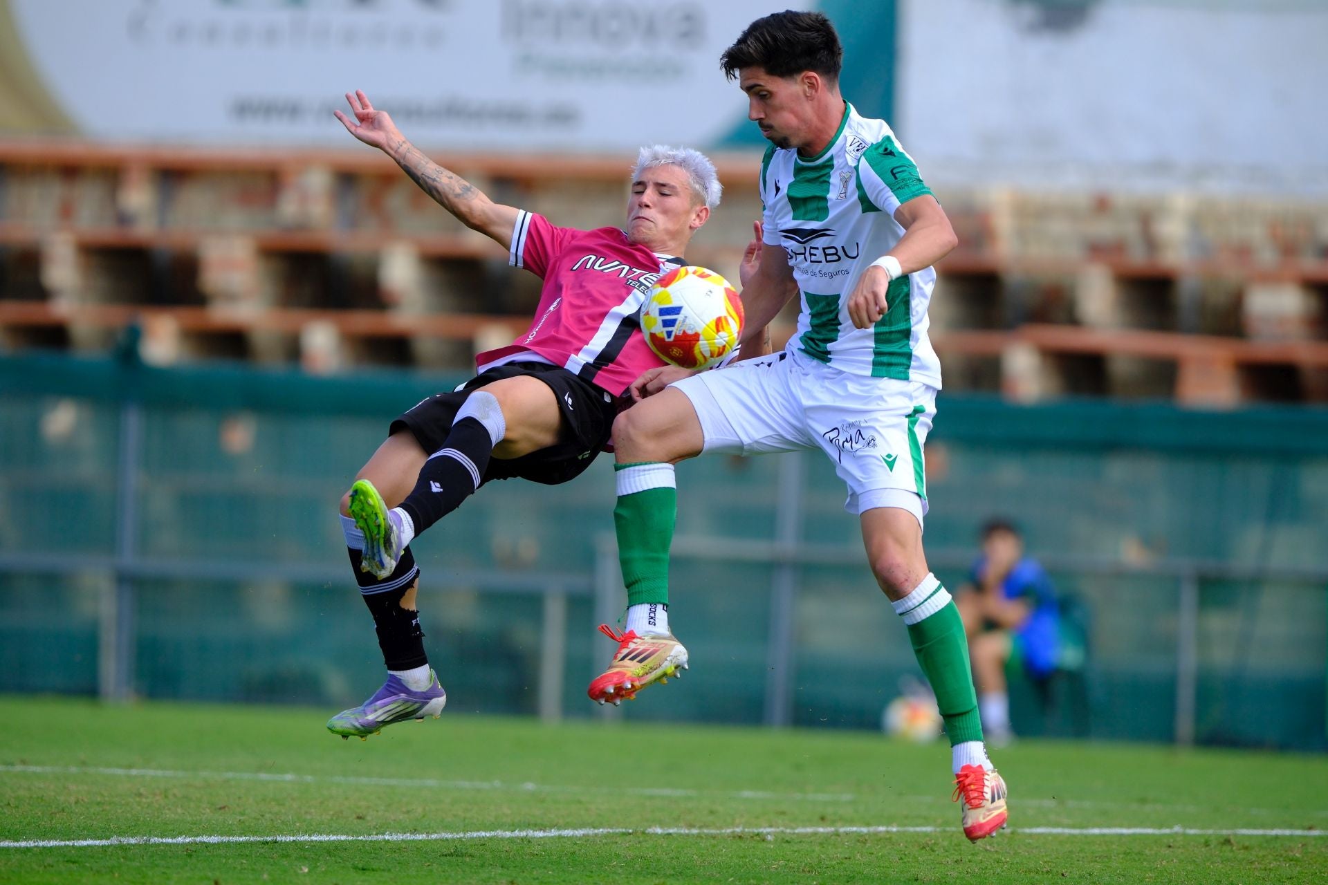 El FC Cartagena sufre un duro castigo en Sanlúcar, en imágenes
