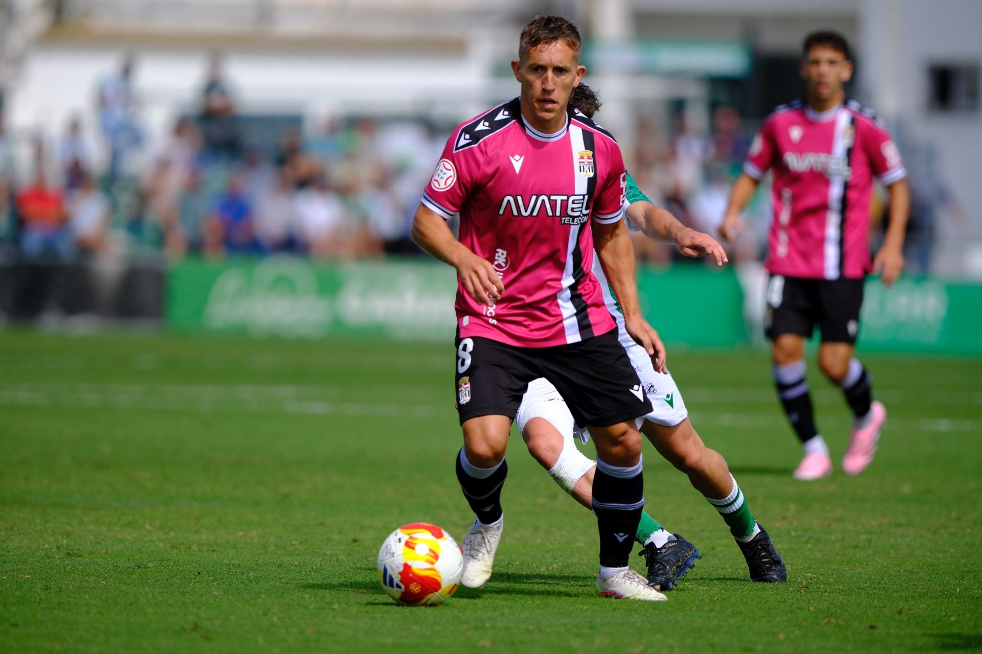 El FC Cartagena sufre un duro castigo en Sanlúcar, en imágenes