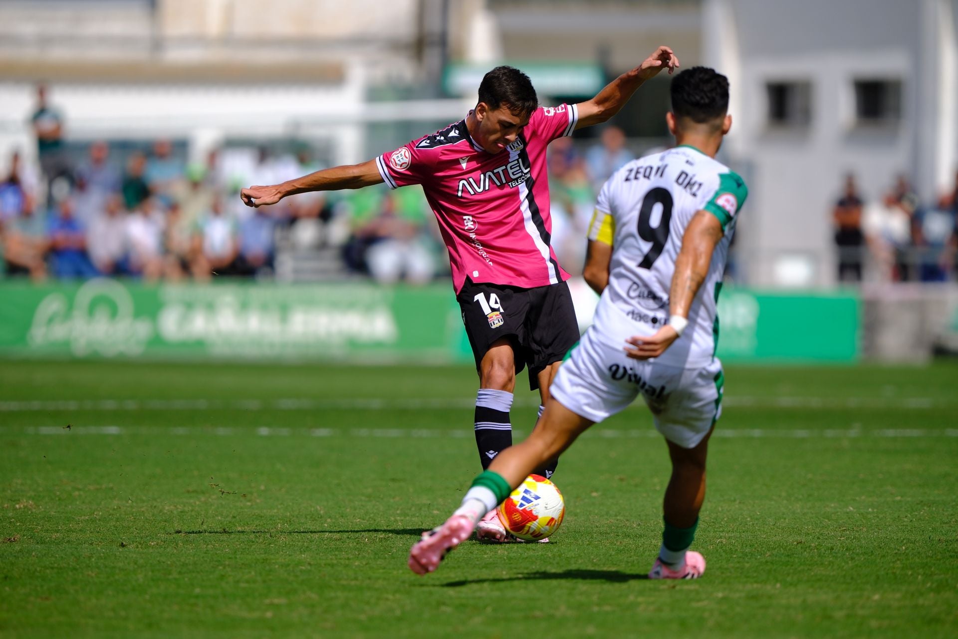 El FC Cartagena sufre un duro castigo en Sanlúcar, en imágenes