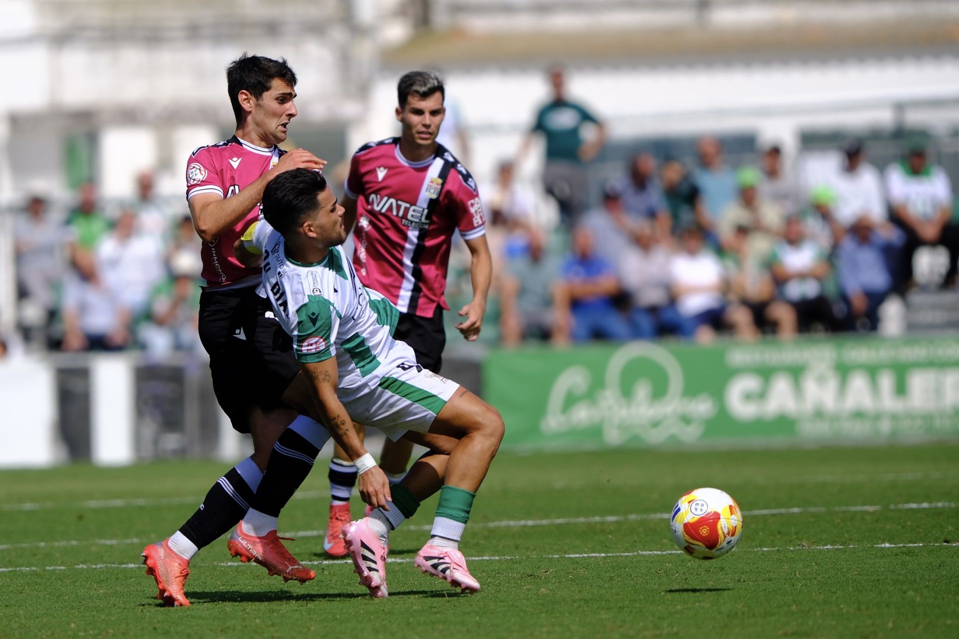 El FC Cartagena sufre un duro castigo en Sanlúcar, en imágenes