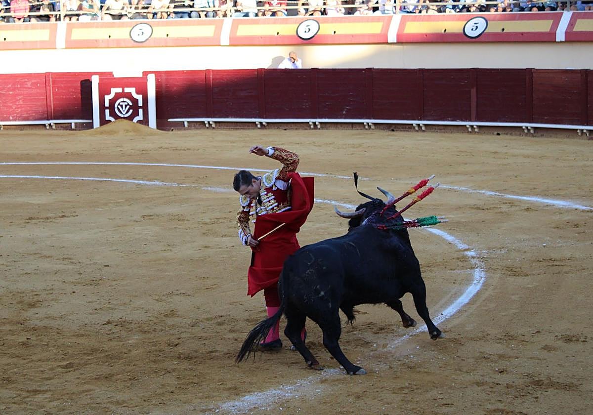 Jorge Martínez durante su faena.