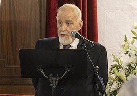 Muelas da lectura del pregón alternativo de la Semana Santa cartagenera que redactó para la asociación cultural La Vara.