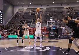 Jonah Radebaugh lanzando un tiro libre.