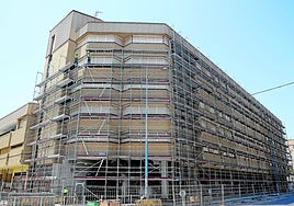 Imagen del mes de agosto de la residencia Alberto Colao cubierta de andamios.