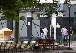 Clientes a primera hora de la mañana de un viernes en la plaza Puerta Nueva, a las puertas del local 'Una calle de París'.