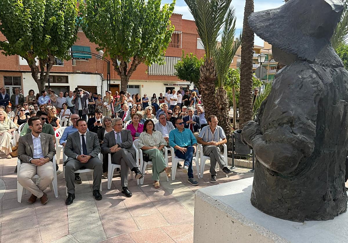 Los asistentes observan la escultura de Emeterio Cuadrado, ayer.