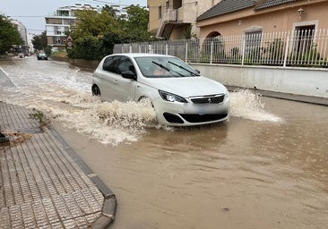 Rescate de conductores y carreteras cortadas por las fuertes lluvias en la Región