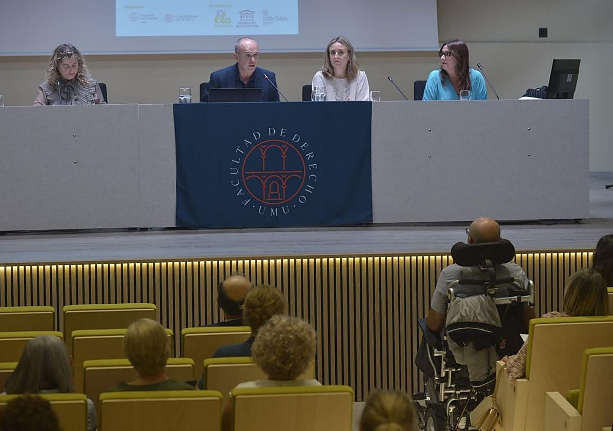 Un momento de la jornada multidisciplinar sobre esclerosis lateral amiotrófica organizada por la Facultad de Derecho de la UMU.