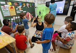 Alumnos del aula abierta del colegio Alejandro Valverde de Murcia, en clase de música esta semana.