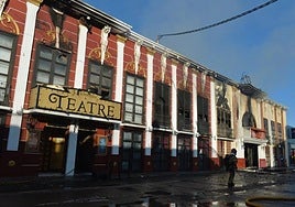 Un bombero observa la fachada de Teatre, en la zona de Atalayas, tras extinguir el incendio que acabó con la vida de 13 personas hace dos años.