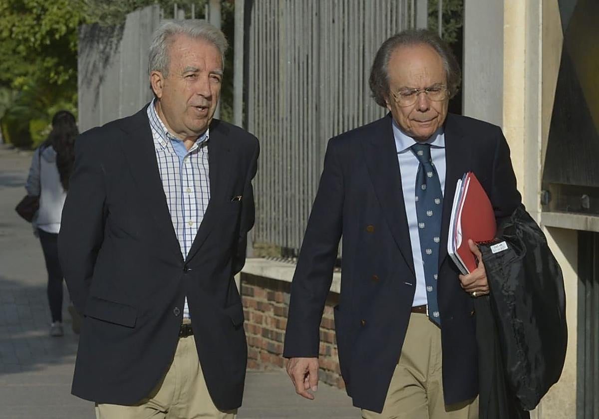 Antonio Cerdá (izquierda), este miércoles, a su llegada a la Audiencia Provincial, en Murcia.
