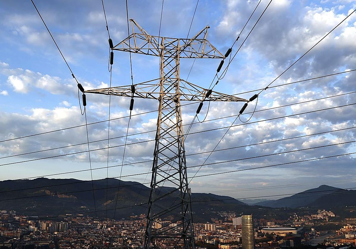 Un tendido eléctrico de alta tensión, en una imagen de archivo.