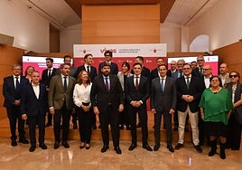 El presidente López Miras (centro), este miércoles, en San Esteban, tras la presentación del decreto de vivienda asequible.