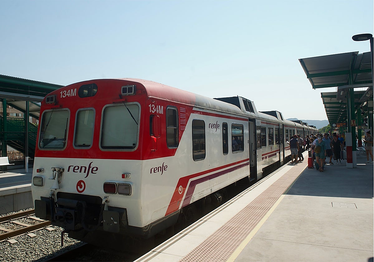 Un tren de Cercanías hace parada en la estación del Carmen, en Murcia.