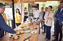 Ariel, uno de los hosteleros participantes muestra algunas de sus tapas.