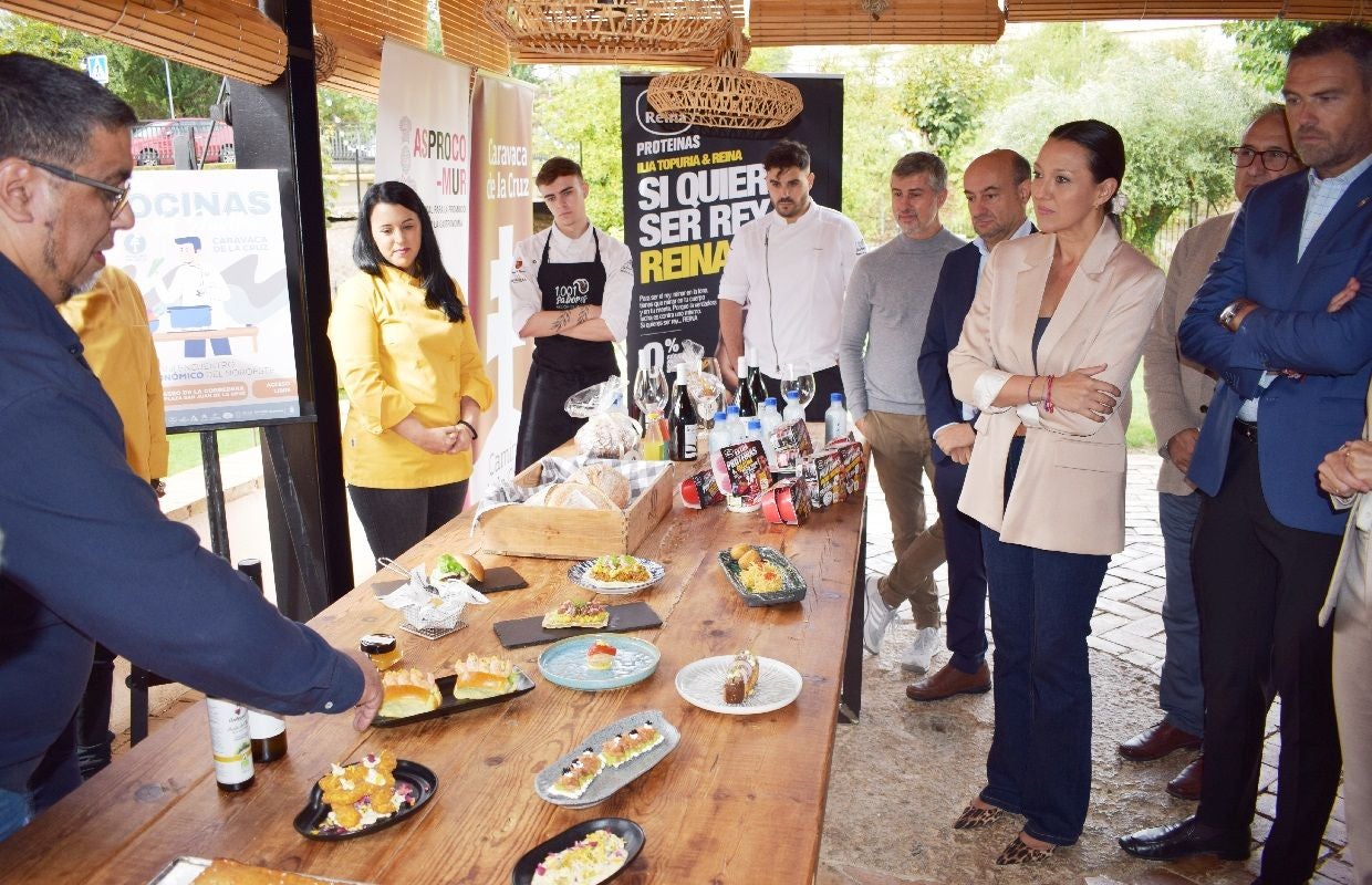 Ariel, uno de los hosteleros participantes muestra algunas de sus tapas.