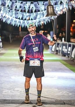 Imagen - Su mayor gesta. Francisco Javier toca la campana tras cruzar la meta de la European Major de los Pirineos el pasado mes de julio.