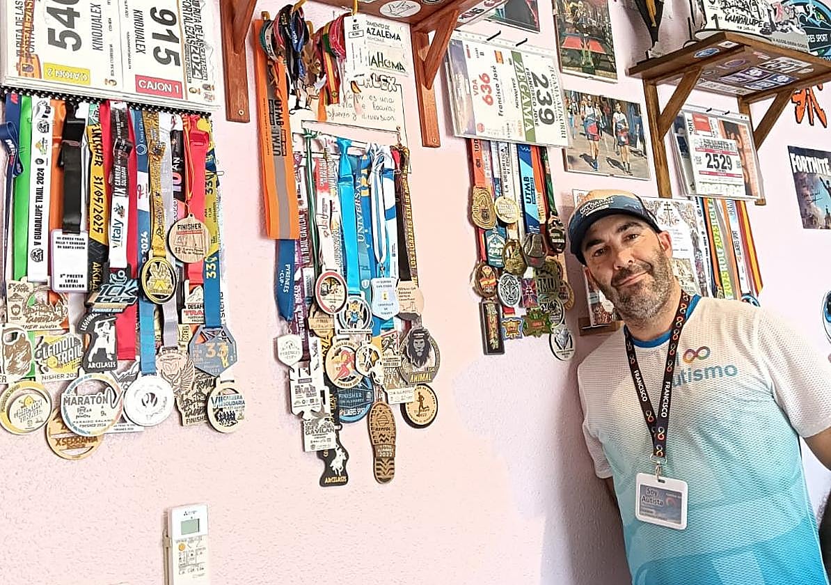 Coleccionista de medallas. El cartagenero Francisco José Fernández posa con los numerosos metales conseguidos en decenas de carreras.