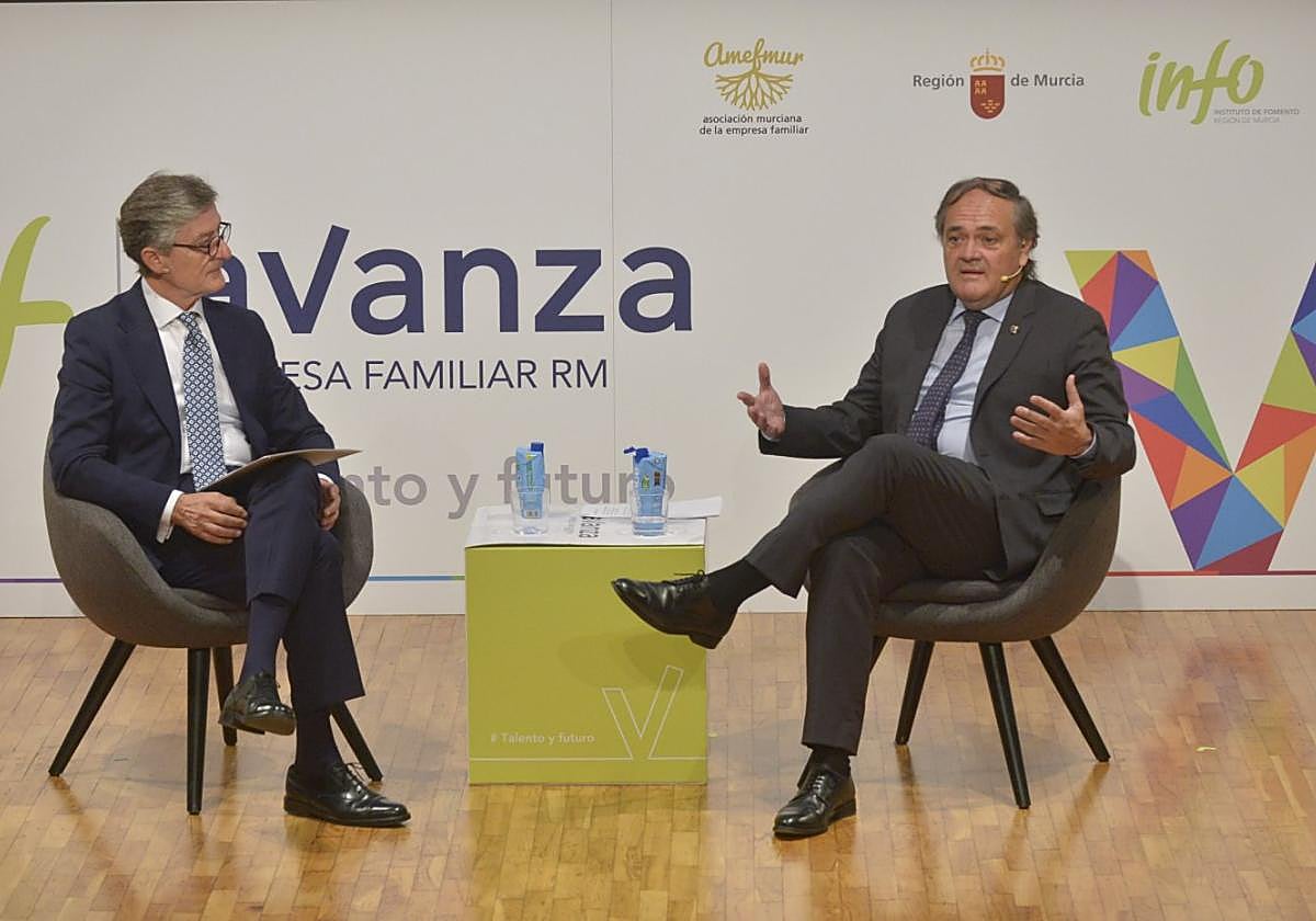 El presidente de Amefmur, José María Tortosa, charla con Jokin Aperribay, CEO de SAPA Placencia, en el Víctor Villegas, el pasado viernes.