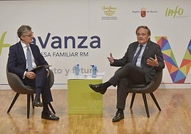 El presidente de Amefmur, José María Tortosa, charla con Jokin Aperribay, CEO de SAPA Placencia, en el Víctor Villegas, el pasado viernes.