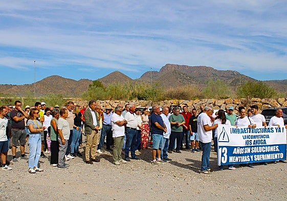Vecinos de Campillo y Torrecilla, este domingo, en el aniversario de la riada de San Wenceslao.