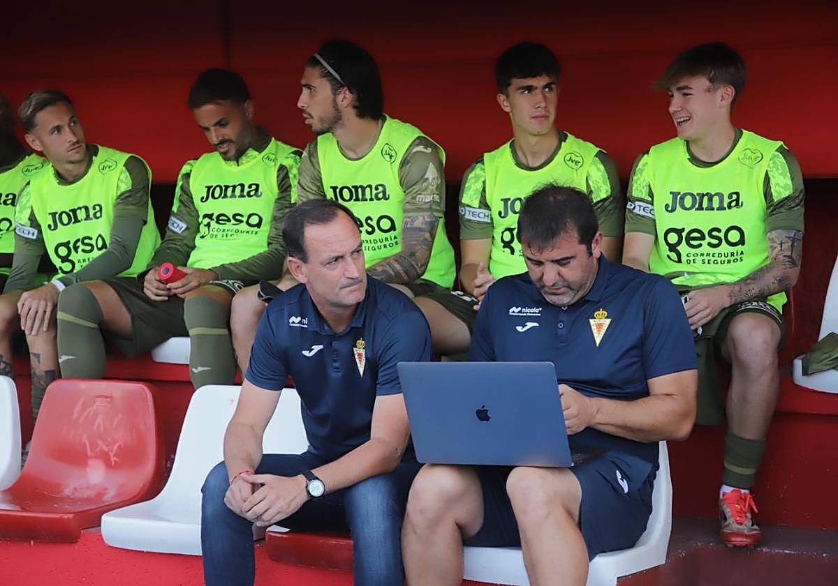 Joseba Etxeberria, técnico del Real Murcia, en el banquillo del Nuevo Mirador de Algeciras junto a Unai Zubiaur, segundo entrenador.