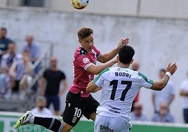 Pablo Larrea despeja ante Rodri antes de ser expulsado, el pasado domingo en El Palmar.