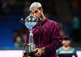 Carlos Alcaraz levanta el trofeo de Tokio, este martes, tras vencer a Fritz en la final.
