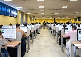 Imagen de archivo un grupo de personas haciendo el examen teórico de conducir.