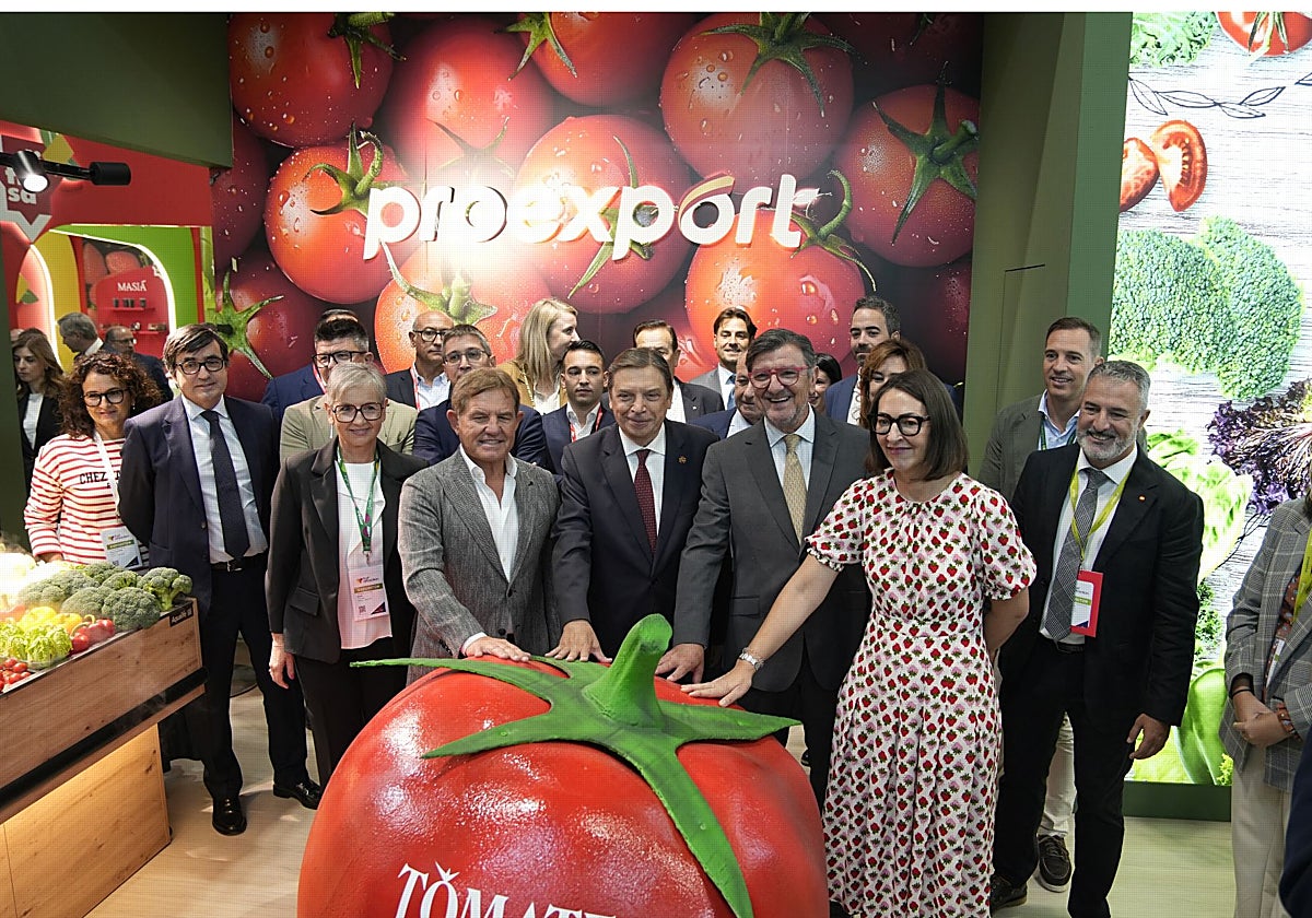 El ministro Planas, con dirigentes de Proexport y Fepex, este martes en Ifema.