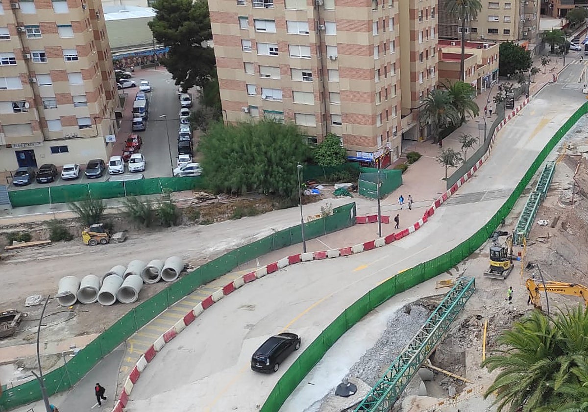 La alameda de Cervantes tras su reapertura al tráfico por las obras del soterramiento del AVE a la altura del antiguo paso a nivel.