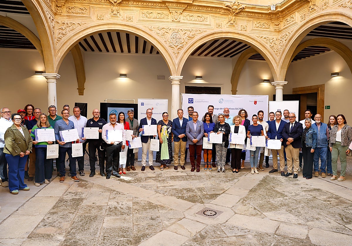 Los distinguidos con el sello SICTED y autoridades.