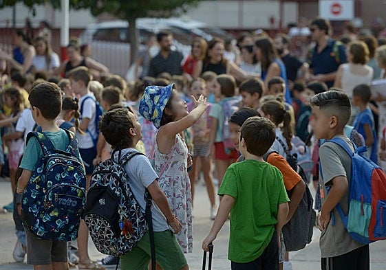 Menores listos para entrar a clase, en una imagen de archivo.