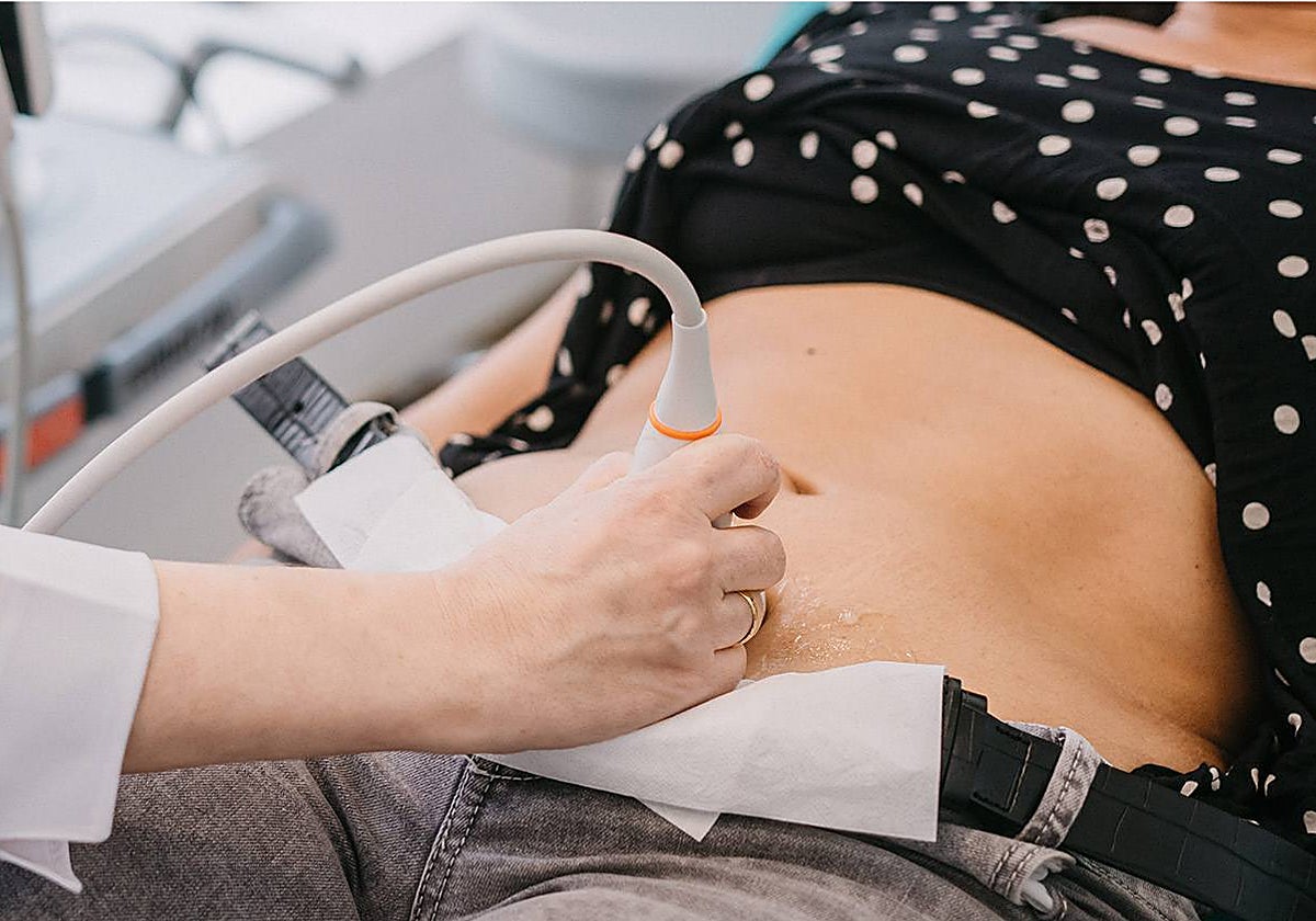 Una ginecóloga realiza una ecografía a una paciente.